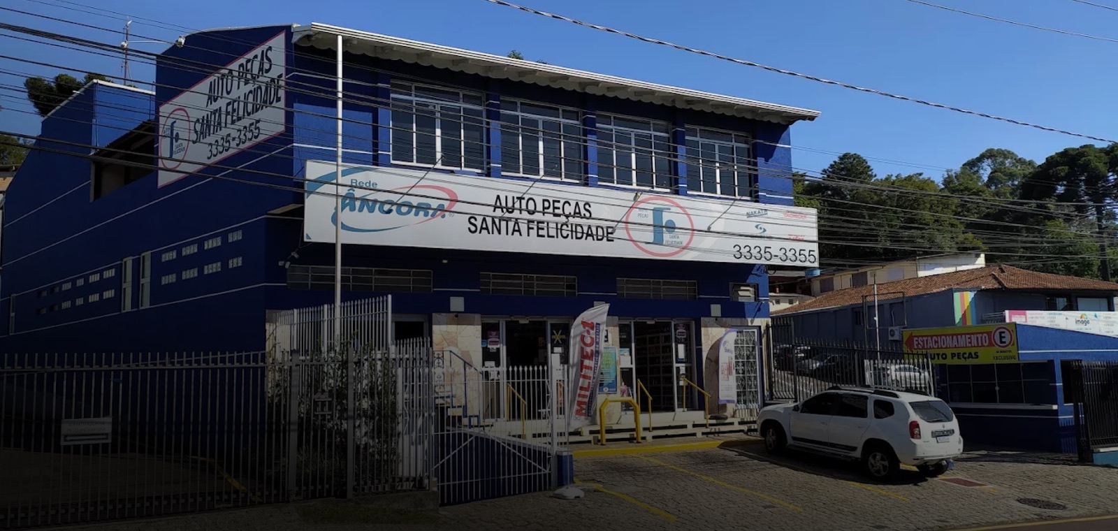 Fachada da loja matriz da Auto Peças Santa Felicidade na Av. Manoel Ribas, 2199, Mercês